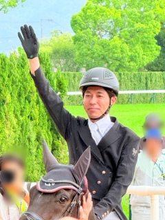 �R���r����